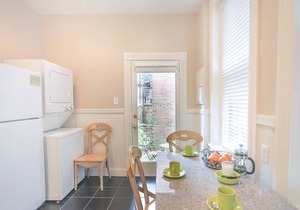 Well Appointed Row Home w/King, Across from Forsyth Park by Lucky Savannah