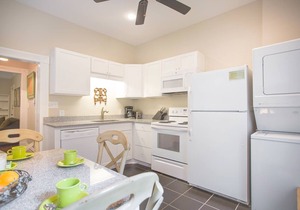 Well Appointed Row Home w/King, Across from Forsyth Park by Lucky Savannah
