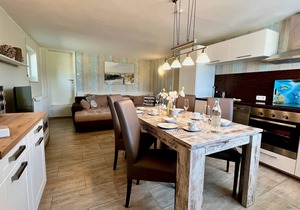 Well-kept vacation complex with 5 residential units in a quiet cul-de-sac location