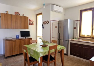WELL-LIT MEDITERRANEAN VILLA WITH VERANDA AND GARDEN ONLY 50 METERS FROM THE SEA