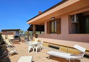 WELL-LIT MEDITERRANEAN VILLA WITH VERANDA AND GARDEN ONLY 50 METERS FROM THE SEA