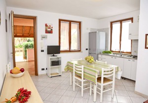 WELL-LIT MEDITERRANEAN VILLA WITH VERANDA AND GARDEN ONLY 50 METERS FROM THE SEA