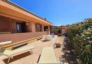 WELL-LIT MEDITERRANEAN VILLA WITH VERANDA AND GARDEN ONLY 50 METERS FROM THE SEA