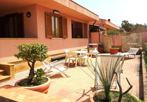 WELL-LIT MEDITERRANEAN VILLA WITH VERANDA AND GARDEN ONLY 50 METERS FROM THE SEA