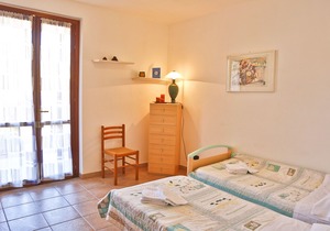 WELL-LIT MEDITERRANEAN VILLA WITH VERANDA AND GARDEN ONLY 50 METERS FROM THE SEA