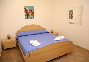 WELL-LIT MEDITERRANEAN VILLA WITH VERANDA AND GARDEN ONLY 50 METERS FROM THE SEA