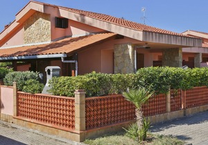 WELL-LIT MEDITERRANEAN VILLA WITH VERANDA AND GARDEN ONLY 50 METERS FROM THE SEA
