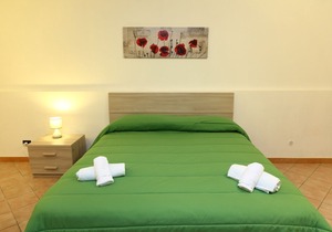 WELL-LIT MEDITERRANEAN VILLA WITH VERANDA AND GARDEN ONLY 50 METERS FROM THE SEA