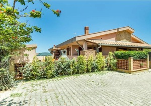 WELL-LIT MEDITERRANEAN VILLA WITH VERANDA AND GARDEN ONLY 50 METERS FROM THE SEA