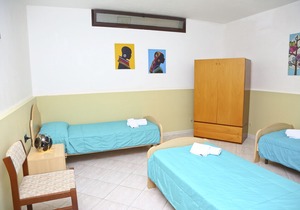WELL-LIT MEDITERRANEAN VILLA WITH VERANDA AND GARDEN ONLY 50 METERS FROM THE SEA