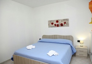 WELL-LIT MEDITERRANEAN VILLA WITH VERANDA AND GARDEN ONLY 50 METERS FROM THE SEA
