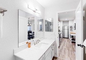 Well-located condo with pool, hot tub, sauna, tennis - near golf & slopes