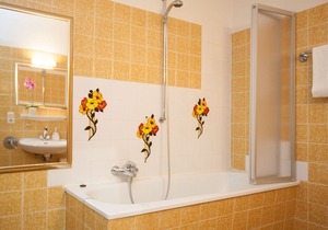 Well-maintained apartment in a family home in a quiet residential area, with a splendid view of the surroundings