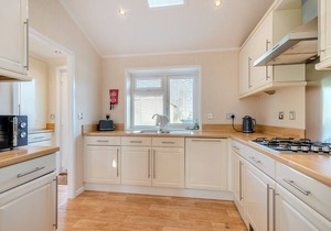 Well presented luxury lodge with two doubles, one with en suite shower.