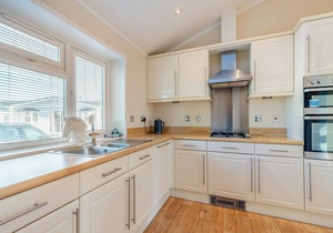 Well presented luxury lodge with two doubles, one with en suite shower.