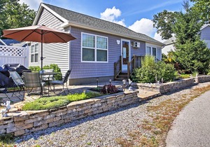 Wells Beach Cottage w/ Pool Access - 1 Mi to Coast