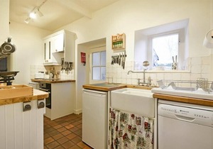 WEST END COTTAGE, pet friendly, with open fire in Embleton