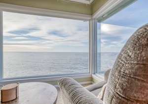 Whales and Outstanding Rocky Surf Views from this Depoe Bay Oceanfront Perch!