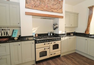 WHINSTONES AT 4 THE VILLAS, pet friendly, with open fire in Embleton