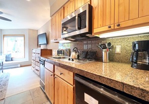 Whisper Wood | Mountain & River Views, Top Floor Bay Window