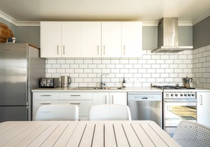 White Sands Cottage - White Sands Cottage at Palm Beach is a beautifully presented and fully restored 1950s weatherboard bach located just 50 metres from the white sands of Palm Beach. With 2 bedrooms and 1 bathroom this is a perfect family cottage a