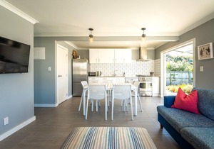 White Sands Cottage - White Sands Cottage at Palm Beach is a beautifully presented and fully restored 1950s weatherboard bach located just 50 metres from the white sands of Palm Beach. With 2 bedrooms and 1 bathroom this is a perfect family cottage a