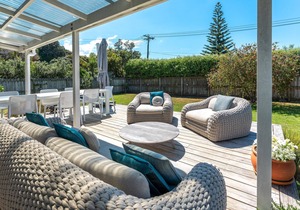 White Sands Cottage - White Sands Cottage at Palm Beach is a beautifully presented and fully restored 1950s weatherboard bach located just 50 metres from the white sands of Palm Beach. With 2 bedrooms and 1 bathroom this is a perfect family cottage a