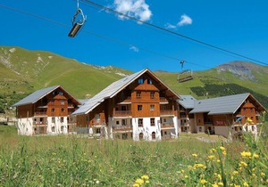Wifi, ski-in/ski-out & foot of the slopes, fitness, swimming pool, parking, tv, ski locker, 32m²