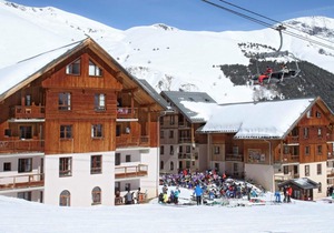 Wifi, ski-in/ski-out & foot of the slopes, fitness, swimming pool, parking, tv, ski locker, 32m²