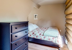Wilderness resort cabin with deck, free WiFi, & full kitchen - dog-friendly