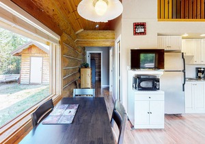 Wilderness resort cabin with deck, full kitchen, complimentary internet