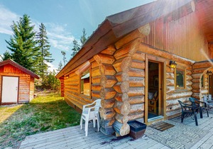 Wilderness resort cabin with deck, full kitchen, complimentary internet