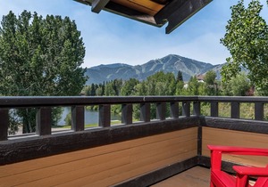 Wildflower Condo 679- Mountain & Lake Views in the Heart of Sun Valley Resort