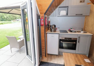 WILLOW LODGE AT BRIDGE LAKE FARM & FISHERY, romantic in Chacombe