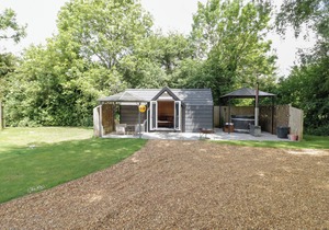WILLOW LODGE AT BRIDGE LAKE FARM & FISHERY, romantic in Chacombe