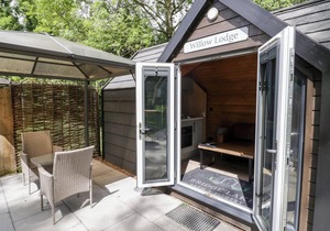 WILLOW LODGE AT BRIDGE LAKE FARM & FISHERY, romantic in Chacombe