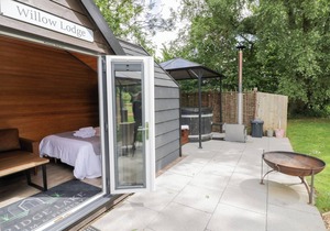 WILLOW LODGE AT BRIDGE LAKE FARM & FISHERY, romantic in Chacombe