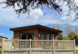 Willow Lodge with Hot Tub