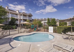Windsor, CA: Sonoma 1 Bedroom Condo w/Fireplace, Resort Pool, Spa, WiFi & More!