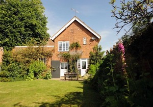 Wing Cottage - Two Bedroom House, Sleeps 4