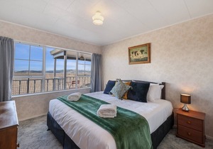 With Spa! 5min to town / lake *No Service Fee*