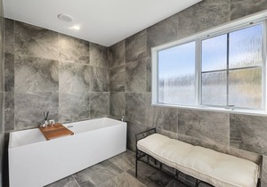 With Spa! 5min to town / lake *No Service Fee*