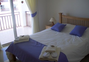 Wonderful 2 bedroom ground level poolside apartment, 3 pools, FREE WIFI