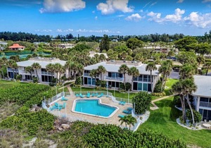Wonderful beach condo, heated pool, peaceful location Longboat Key