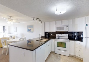 Wonderful condo with private washer/dryer, balcony, and pool/tennis