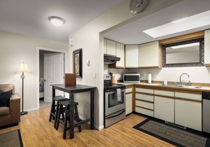 Wonderful downtown condo! 2 blocks to all shops and restaurants