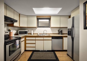 Wonderful downtown condo! 2 blocks to all shops and restaurants