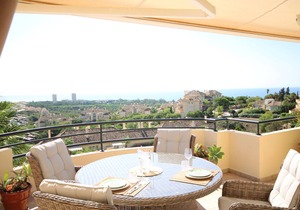 Wonderful penthouse with amazing sea-and golf views in Marbella´s Elviria Hills