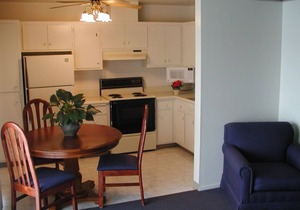 Wonderful Stay! Clean and Spacious Unit, Pool, Near Alameda Ferry Terminal!