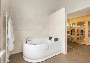 Wonderful villa for 2 guests with WIFI, hot tub, pool, TV, terrace and parking